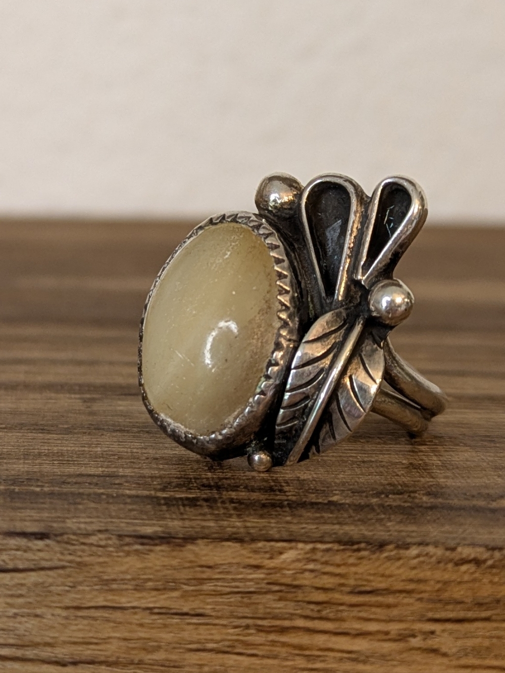 Vintage Sterling Silver Ring Cream Cabochon Leaf Design Size 6 8g